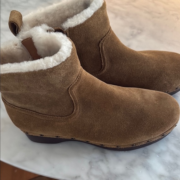 Cozy Tan Shearling-Lined Boots   Leather upper   Side zipper   Never worn - Picture 4 of 8